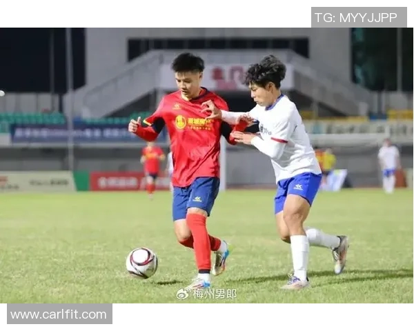 足球巨星街头挑战展现惊人球技引发热潮