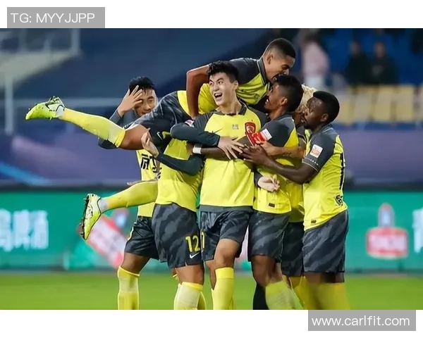 足球巨星化身篮球球员展现全能运动才华引发球迷热议