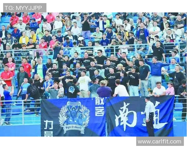 足球巨星告别绿茵场球迷泪洒现场感慨万千