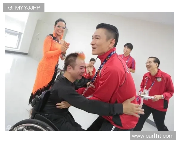 足球明星与刘德华亲密互动视频曝光引发粉丝热议与追捧