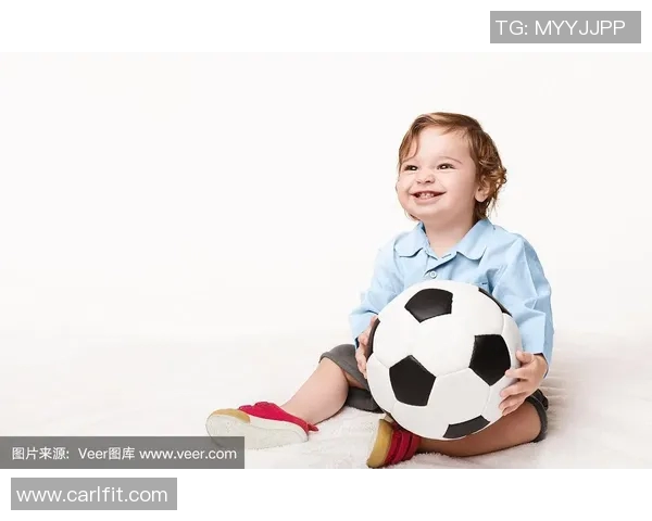 足球明星与可爱娃娃亲密互动瞬间展现温馨家庭生活的美好画面