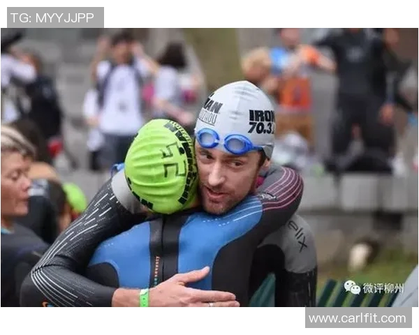 足球明星与美女粉丝亲密互动瞬间引发热议球迷们纷纷围观热情不减