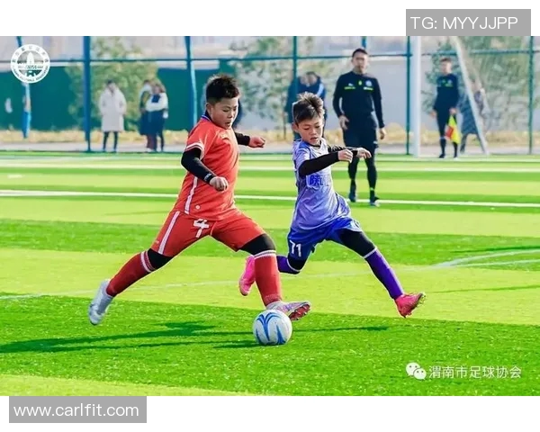 足球明星与小孩共同庆祝的温馨瞬间展现了足球的魅力与快乐