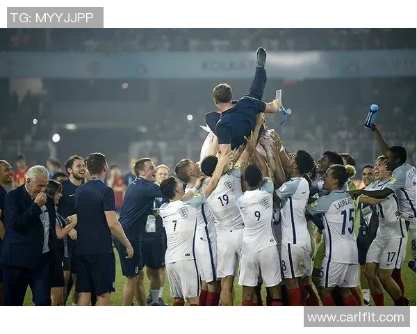 足球明星与裸体女的惊人合影引发热议背后的故事与争议分析