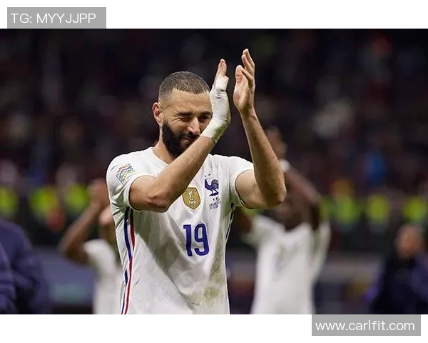 足球明星因手部受伤紧急打绷带备战重要比赛展现坚韧不拔的精神