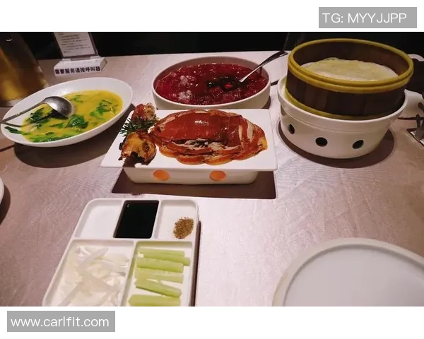 足球明星品尝北京烤鸭的美味瞬间，尽享美食与运动的完美结合