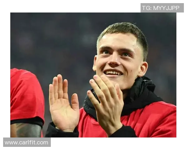 足球明星在赛后弹奏钢琴庆祝胜利展现多才多艺魅力与激情 足球明星在赛后弹奏钢琴庆祝胜利展现多才多艺魅力与激情