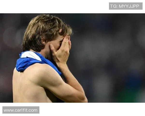 足球明星泪洒赛场瞬间展现脆弱一面引发球迷共鸣与感动