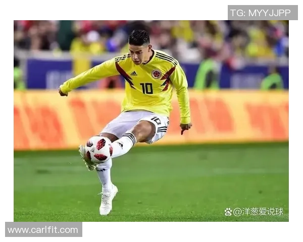 足球明星穿着背心的时尚风采与运动魅力展示