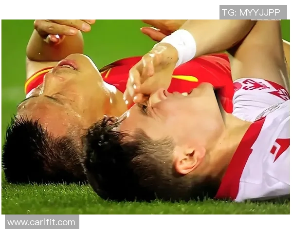 足球明星紧急赶火车上演惊险一幕引发球迷热议与关注